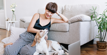 Zufriedene Tierhalterin entspannt sich mit ihrem Hund