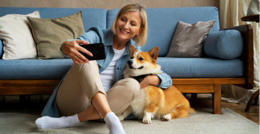 Hundehalterin macht ein Selfie mit ihrem kleinen Hund